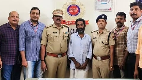 പ്രതിയെ പിടികൂടിയ ആര്പിഎഫ് സംഘം