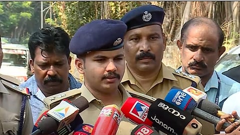 ഡിസിപി നിധിൻരാജ് മാധ്യമങ്ങളോട് സംസാരിക്കുന്നു