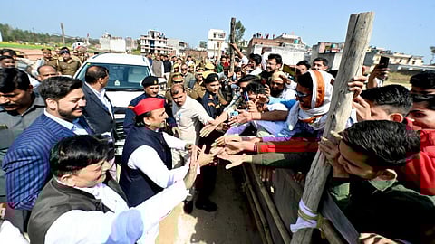 പ്രവര്ത്തകരെ അഭിവാദ്യം ചെയ്യുന്ന അഖിലേഷ് യാദവ്