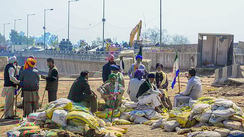 കര്ഷക സമരത്തിനിടെ ഖനൗരി അതിര്ത്തിയില് കര്ഷകന് മരിച്ചതിനെ തുടര്ന്ന് കരിദിനമാചരിക്കുന്ന കര്ഷകര്