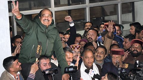 ജയം ആഘോഷിക്കുന്ന ഹർഷ് മഹാജൻ