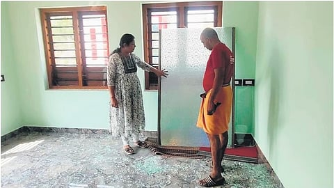 തകർന്ന വീടിനുള്ളിൽ ശ്രീനാഥും ഭാര്യയും