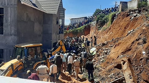 ഊട്ടിയില് വീട് നിര്മ്മാണത്തിനിടെ മതില് ഇടിഞ്ഞ് വീണുണ്ടായ അപകടം