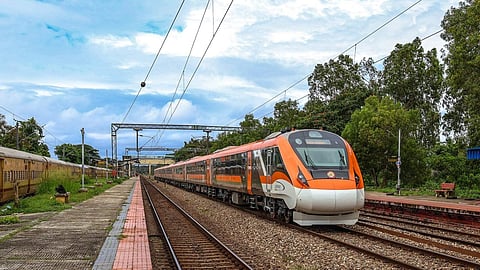 പുതിയ വന്ദേ ഭാരത് ട്രെയിന്/റെയില്വേ ട്വീറ്റ് ചെയ്ത ചിത്രം