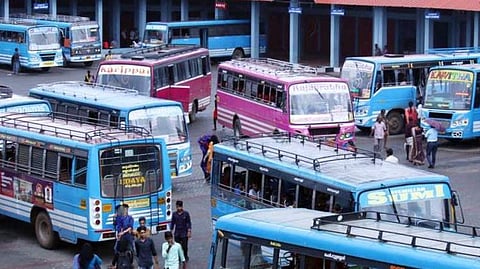 കുന്നംകുളത്ത് നിന്ന് വൈകിട്ട് തൃശൂരിലേക്ക് പോയിരുന്ന സ്വകാര്യ ബസിലാണ് സംഭവം