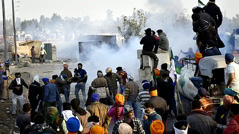 ഡല്ഹി - ശംഭു അതിര്ത്തിയില് കര്ഷകര്ക്ക് നേരെ പൊലീസ് കണ്ണീര് വാതകം പ്രയോഗിച്ചപ്പോള്