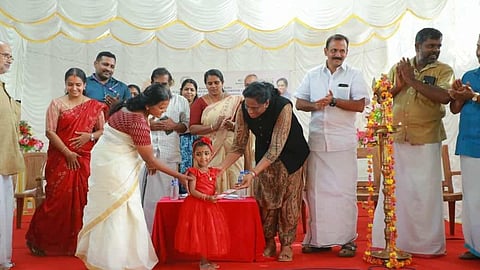 നിക്ഷേപ പാസ്ബുക്കുകൾ പിടി ഉഷ എംപി വിതരണം ചെയ്യുന്നു