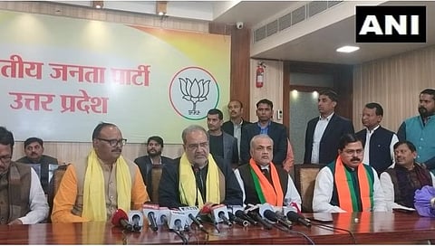 ബിജെപിയില് ചേര്ന്നതിന് ശേഷം മാധ്യമപ്രവര്ത്തകരെ കാണുന്ന വിഭാകര് ശാസ്ത്രി