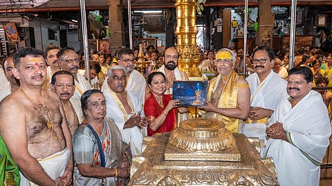 ദി ന്യൂ ഇൻഡ്യൻ എക്സ്പ്രസിന്റെ'കൃഷ്ണലീല'ഗുരുവായൂർ ക്ഷേത്രത്തിൽ സമർപ്പിക്കുന്നു