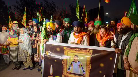 സമരത്തിനിടെ മരിച്ച യുവ കര്ഷകനു മെഴുകുതിരി കത്തിച്ച് ആദരമര്പ്പിക്കുന്നു