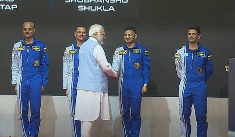 ഗഗന്യാന്  ദൗത്യത്തിനുള്ള നാല് ടെസ്റ്റ് പൈലറ്റുമാര്ക്കൊപ്പം പ്രധാനമന്ത്രി നരേന്ദ്രമോദി