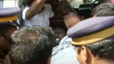 പ്രതിഷേധിച്ച യൂത്ത് കോൺഗ്രസ് പ്രവർത്തകരെ പൊലീസ് കസ്റ്റഡിയിലെടുക്കുന്നു