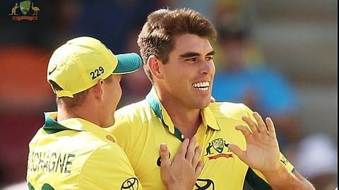 സേവിയര് ബാര്ട്ട്ലെറ്റിനെ അഭിനന്ദിക്കുന്ന സഹതാരം