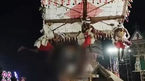 ഗരുഡന് തൂക്കത്തിനിടെ കുഞ്ഞ് താഴെ വീഴുന്നു