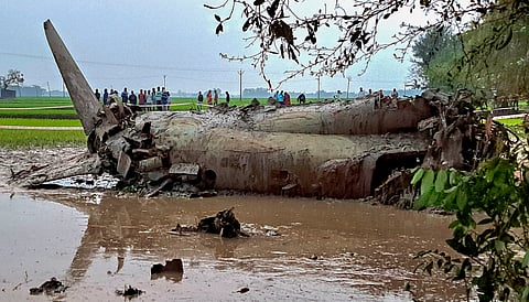 വ്യോമേസന വിമാനം തകർന്നുവീണ നിലയിൽ