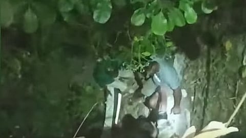 താഴ്ചയിലേക്ക് മറിഞ്ഞ കാറില് നിന്ന് യാത്രക്കാരെ രക്ഷിക്കുന്നു