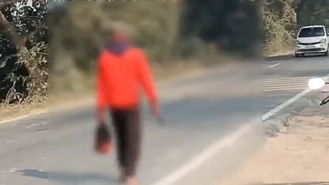 ഭാര്യയുടെ അറുത്തെടുത്ത തലയുമായി റോഡിലൂടെ നടക്കുന്ന യുവാവ്