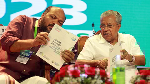 മന്ത്രി പി രാജീവിനൊപ്പം മുഖ്യമന്ത്രി പിണറായി വിജയൻ