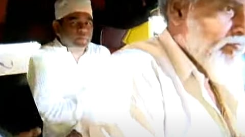 ഓട്ടോയില് കയറി യാത്ര ചെയ്യുന്ന എആര് റഹ്മാന്