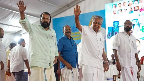 മുഖ്യമന്ത്രി മറ്റു മന്ത്രിമാർക്കൊപ്പം