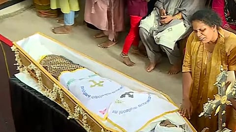 പോളിന്റെ മൃതദേഹം പള്ളിയില് എത്തിച്ചപ്പോള്