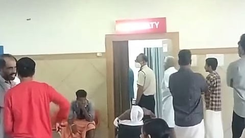പരിക്കേറ്റവരെ ആശുപത്രിയില് പ്രവേശിപ്പിച്ചപ്പോള്