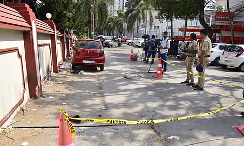 വെടിവയ്പ് ഉണ്ടായ ബാറില് പൊലീസ് പരിശോധന നടത്തുന്നു