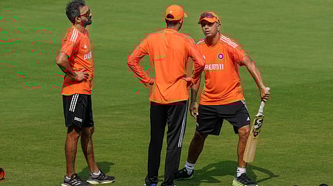 ശുഭ്മാൻ ഗില്ലിന് ടിപ്പുകൾ പറഞ്ഞുകൊടുക്കുന്ന ദ്രാവിഡ്