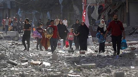 ഗാസ സിറ്റിയില് ഇസ്രയേല് നടത്തിയ ബോംബാക്രമണത്തെത്തുടര്ന്ന് പലായനം ചെയ്യുന്നവര്/