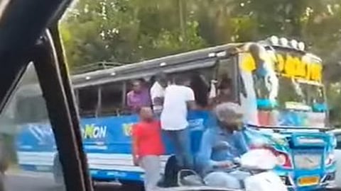 കാറില് പിന്തുടര്ന്നെത്തിയ സംഘം ബസ് ഡ്രൈവറെ മര്ദിക്കുന്നു