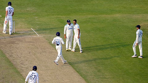 രോഹിതിനൊപ്പം വിക്കറ്റ് നേട്ടമാഘോഷിക്കുന്ന അശ്വിന്