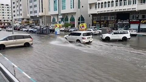 യുഎഇയില് മഴയെ തുടര്ന്ന് റോഡുകള് വെള്ളക്കെട്ടിലായപ്പോള്