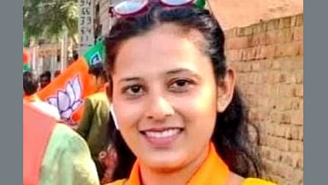 ബിജെപി പ്രവര്ത്തകയുടെ മൃതദേഹം സ്കൂള് കെട്ടിടത്തില്നിന്ന് കണ്ടെത്തി