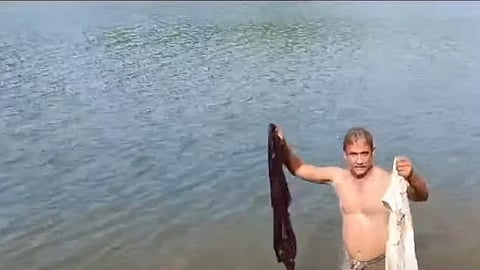 കുട്ടിയുടെ മേൽവസ്ത്രങ്ങൾ പുഴയിൽ നിന്നും കണ്ടെടുത്തപ്പോൾ