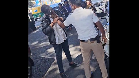 പൊലീസുകാരന്റെ വിരലിൽ കടിക്കുന്ന യുവാവിന്റെ ദൃശ്യം