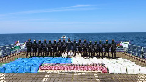 പിടിയിലായവർക്കൊപ്പം നേവി, എൻസിബി ഉദ്യോഗസ്ഥർ