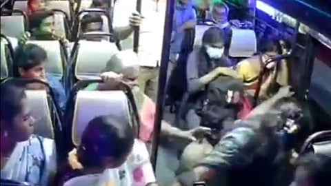 യുവതിയെ രക്ഷപ്പെടുത്തി ബസ് കണ്ടക്ടര്