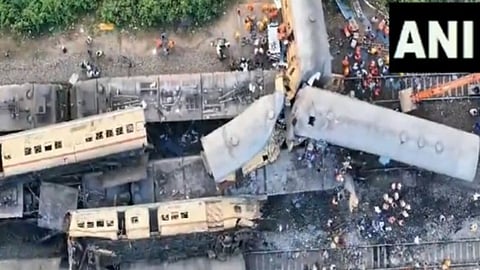 ട്രെയിനുകൾ തമ്മിൽ കൂട്ടിയിടിച്ച ദൃശ്യം