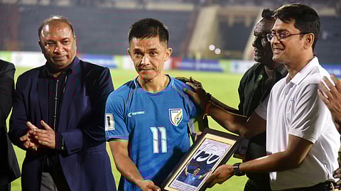 150-ാം മത്സരത്തിനിറങ്ങിയ സുനിൽ ഛേത്രിയെ ആദരിച്ചപ്പോൾ