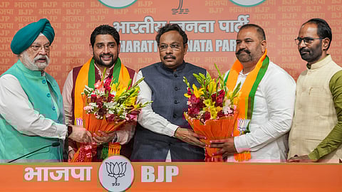 ആം ആദ്മി പാര്ട്ടിയുടെ പഞ്ചാബിലെ എംപിയും എംഎല്എയും ബിജെപിയില് ചേര്ന്നു