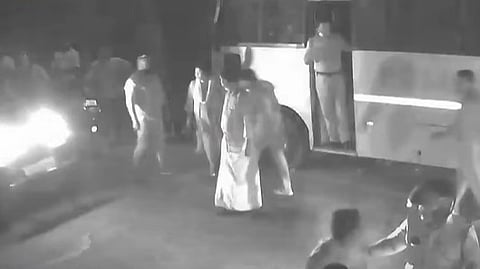 വീട്ടുകാര്ക്ക് നേരെ കല്ലേറ്