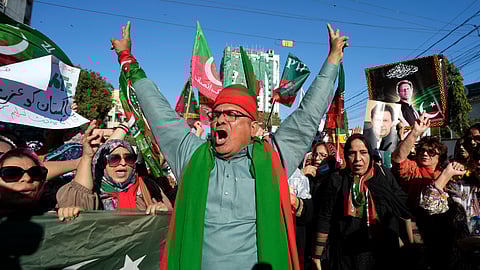 ആര് ഭരിക്കണം? സൈന്യം തീരുമാനിക്കും: 
പാകിസ്താനിലെ ജനാധിപത്യവിശേഷങ്ങള്