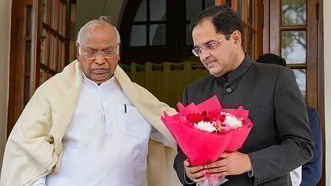 ബ്രിജേന്ദ്ര സിങ്ങിനെ ഖാർഗെ സ്വീകരിക്കുന്നു