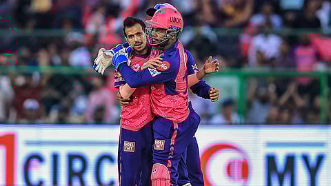 വിക്കറ്റ് നേട്ടമാഘോഷിക്കുന്നു സഞ്ജു, ചഹല്