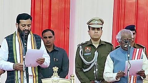 നായബ് സിങ് സൈനി സത്യപ്രതിജ്ഞ ചെയ്ത് അധികാരമേല്ക്കുന്നു