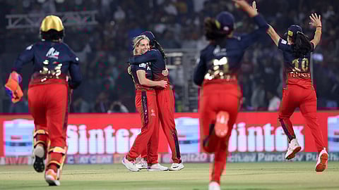 വിക്കറ്റ് നേട്ടമാഘോഷിക്കുന്ന ആര്സിബി താരങ്ങള്