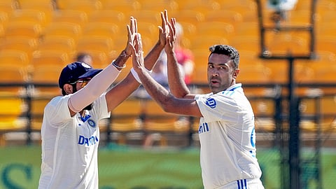 ആര് അശ്വിന് രോഹിതിനൊപ്പം