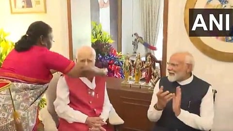 രാഷ്ട്രപതി ദ്രൗപദി മുര്മു എല് കെ അഡ്വാനിക്ക് ഭാരത രത്ന സമ്മാനിക്കുന്നു, പ്രധാനമന്ത്രി നരേന്ദ്ര മോദി സമീപത്ത്