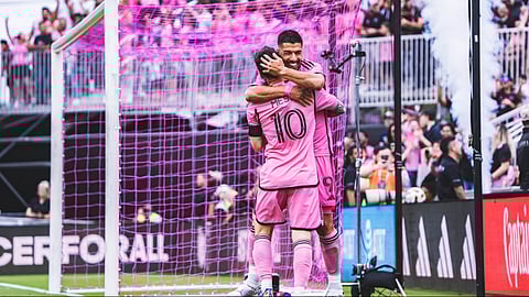 ഗോള് നേട്ടമാഘോഷിക്കുന്ന മെസി, സുവാരസ്