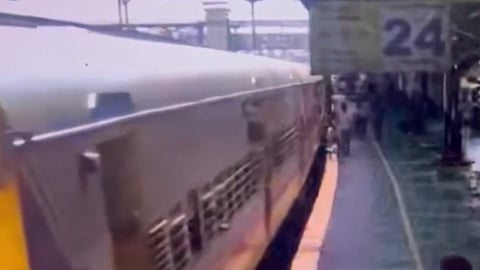 കണ്ണൂരിൽ ട്രെയിനിനും പ്ലാറ്റ്ഫോമിനും ഇടയിലേക്ക് വീഴുന്ന ദൃശ്യം